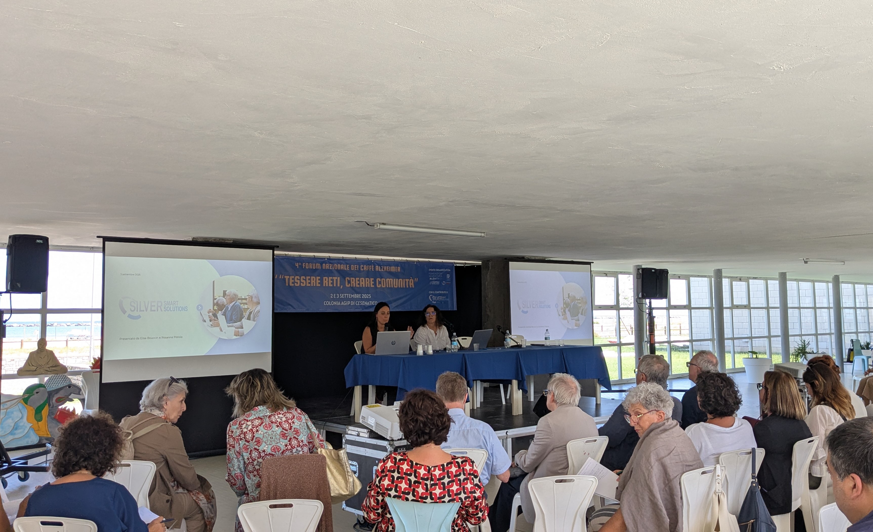 Team di eResult che presenta la sperimentazione di Orientamente sul palco del Caffè Alzheimer